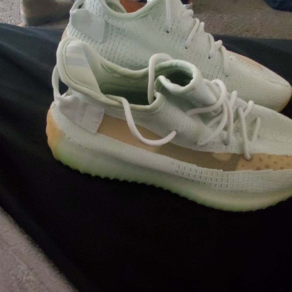 Yeezy - Picture 2 of 4